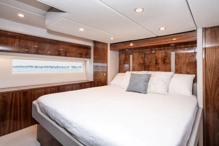 Slide: The Image of 2021 Riviera 575 Suv - Image 32 - 32