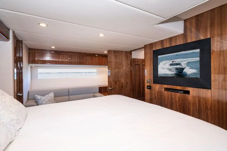 Slide: The Image of 2021 Riviera 575 Suv - Image 33 - 33