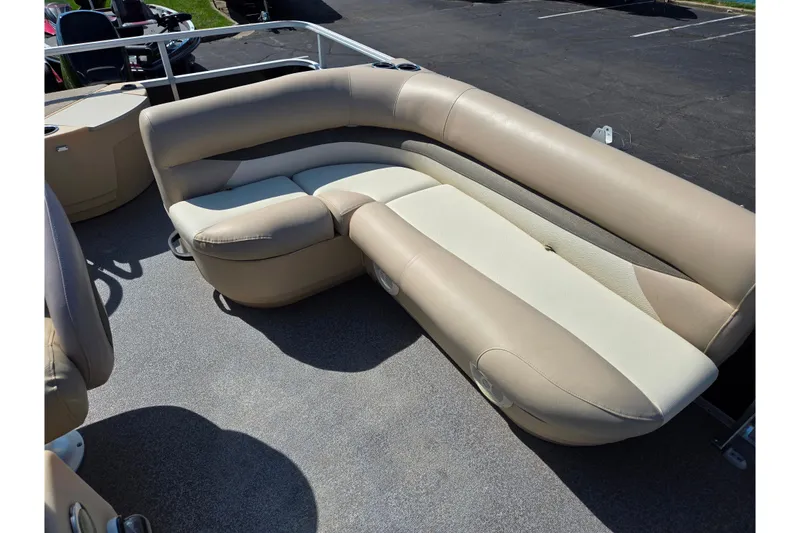 Slide: The Image of 2016 Sun Tracker Bass Buggy 18 DLX pontoon boat with beige seating. - 15