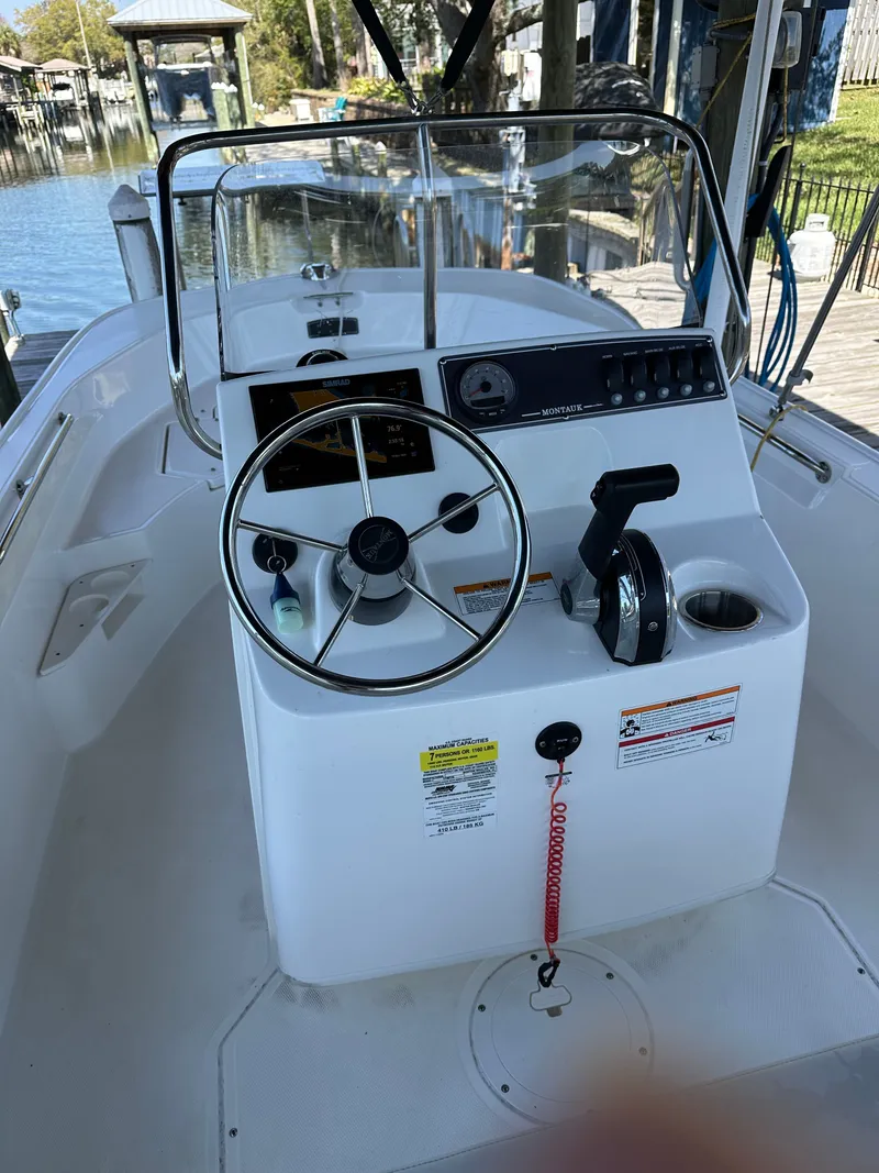 Slide: The Image of Boston Whaler 170 Montauk 2024 - 28