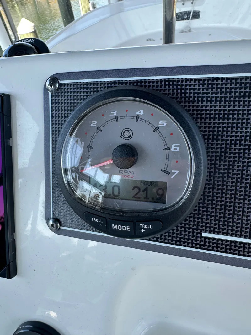 Slide: The Image of Boston Whaler 170 Montauk 2024 - 29