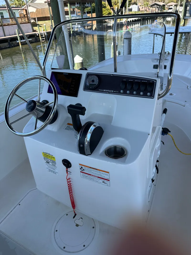 Slide: The Image of Boston Whaler 170 Montauk 2024 - 30