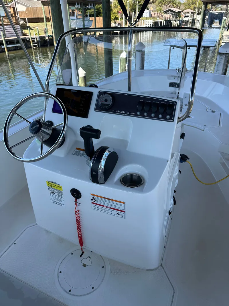 Slide: The Image of Boston Whaler 170 Montauk 2024 - 32