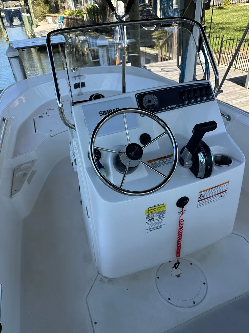 Slide: The Image of Boston Whaler 170 Montauk 2024 - 38