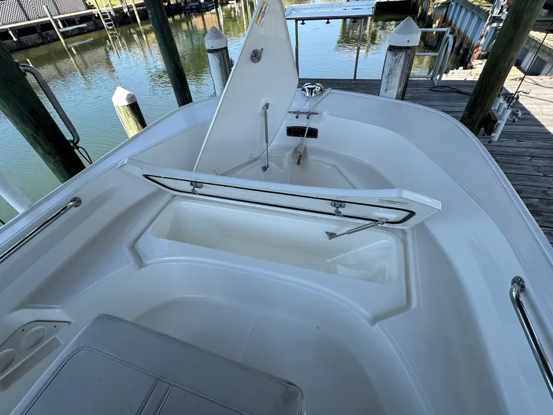 Slide: The Image of Boston Whaler 170 Montauk 2024 - 6