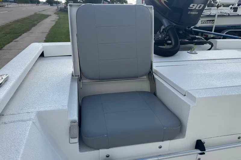 Slide: The Image of 2022 Avid 19 FS boat seat with Yamaha 90 engine in background. - 9