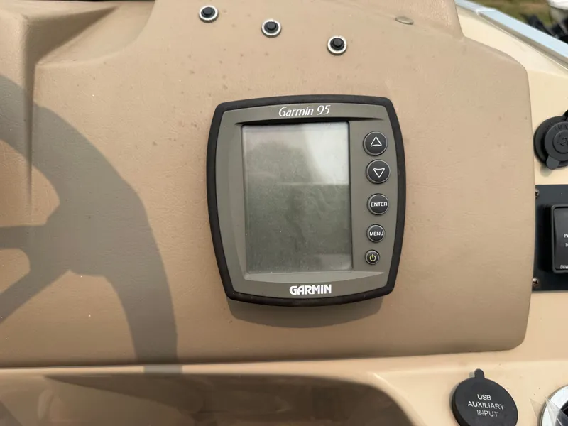 Slide: The Image of A Garmin 95 GPS device is mounted on the dashboard of a 2010 Bennington 2550 RCW. - 21