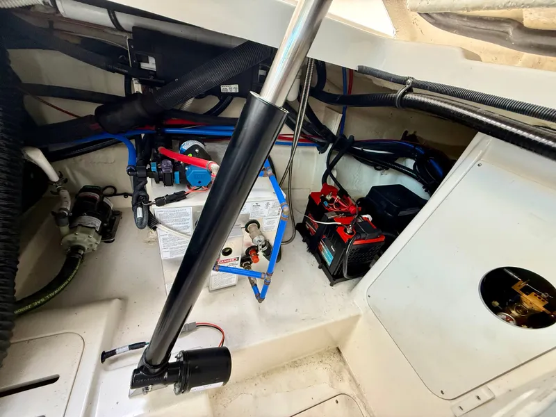 Slide: The Image of Sea Ray Sundancer 320 2023 - 12