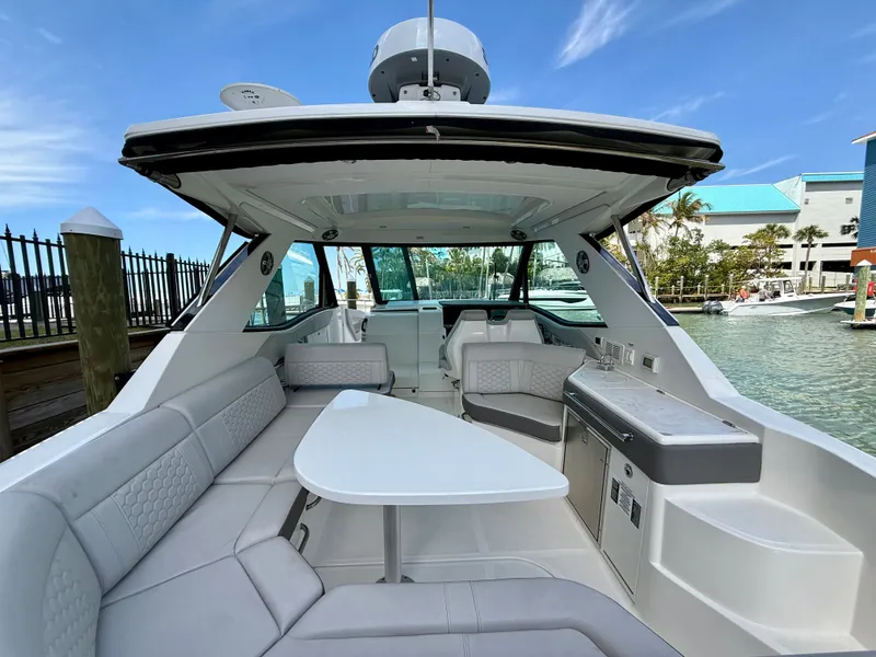 Slide: The Image of Sea Ray Sundancer 320 2023 - 15