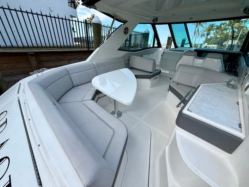 Slide: The Image of Sea Ray Sundancer 320 2023 - 16