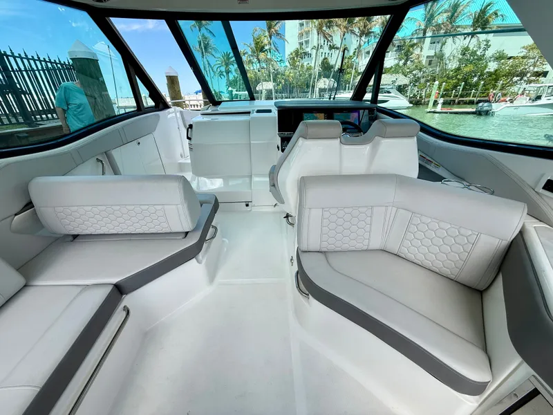 Slide: The Image of Sea Ray Sundancer 320 2023 - 17