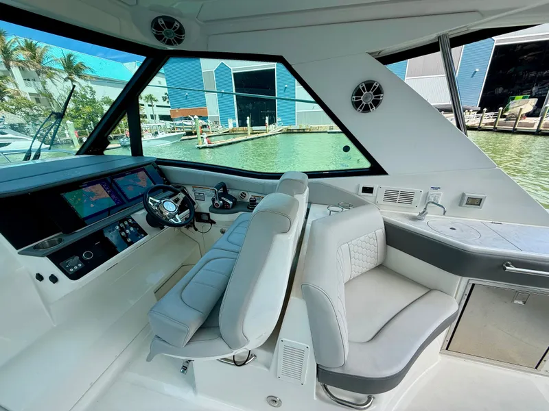 Slide: The Image of Sea Ray Sundancer 320 2023 - 18