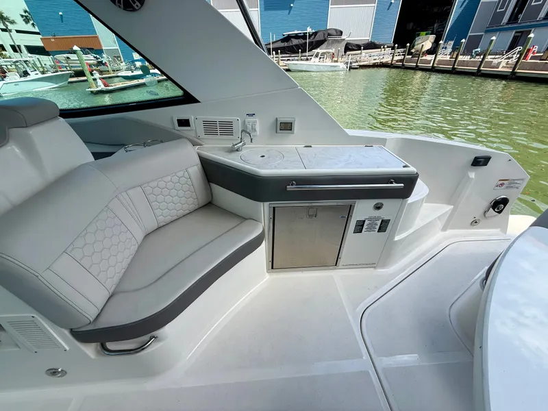 Slide: The Image of Sea Ray Sundancer 320 2023 - 19