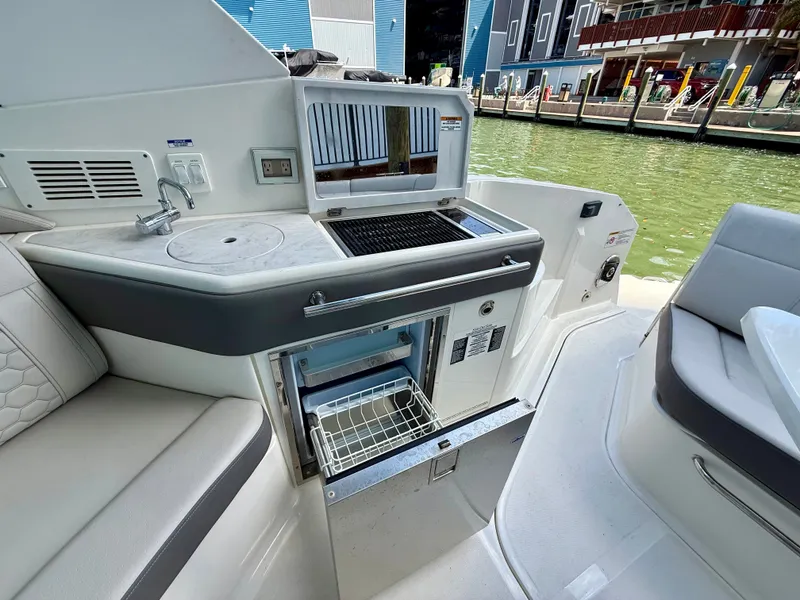 Slide: The Image of Sea Ray Sundancer 320 2023 - 20