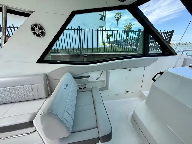 Slide: The Image of Sea Ray Sundancer 320 2023 - 22