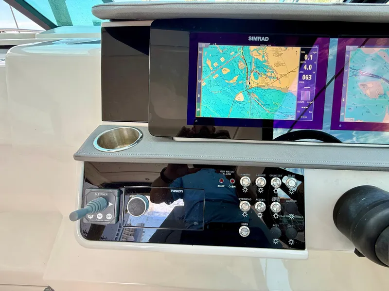 Slide: The Image of Sea Ray Sundancer 320 2023 - 26