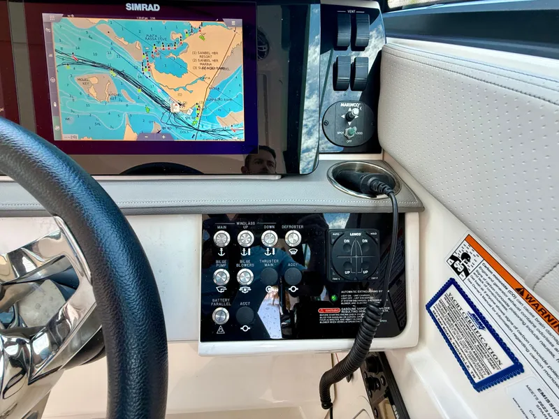 Slide: The Image of Sea Ray Sundancer 320 2023 - 27