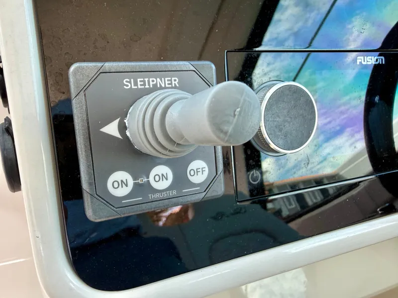 Slide: The Image of Sea Ray Sundancer 320 2023 - 29