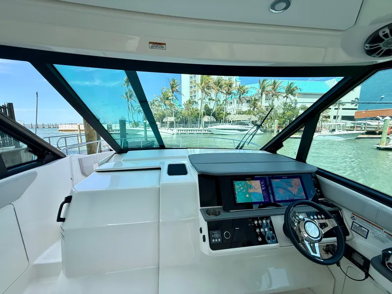 Slide: The Image of Sea Ray Sundancer 320 2023 - 30