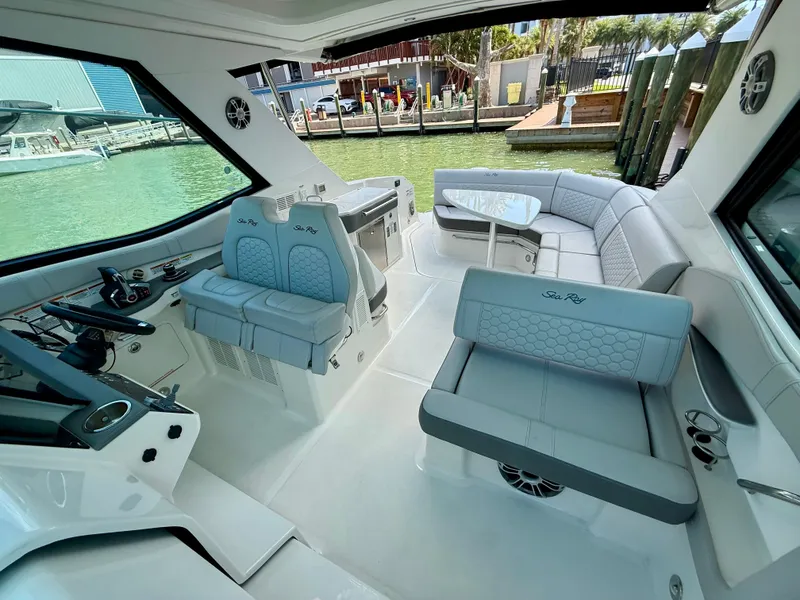 Slide: The Image of Sea Ray Sundancer 320 2023 - 31