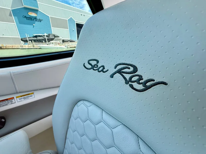 Slide: The Image of Sea Ray Sundancer 320 2023 - 32