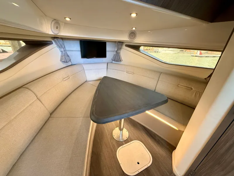Slide: The Image of Sea Ray Sundancer 320 2023 - 34