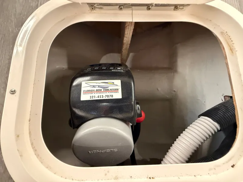 Slide: The Image of Sea Ray Sundancer 320 2023 - 35