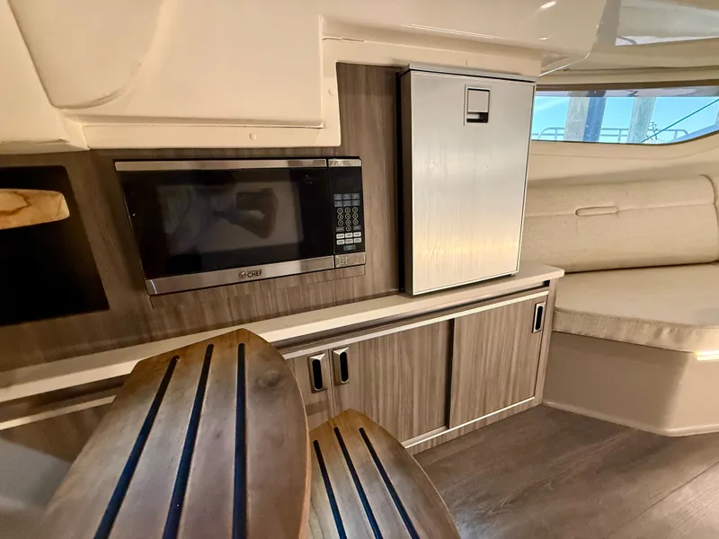 Slide: The Image of Sea Ray Sundancer 320 2023 - 37