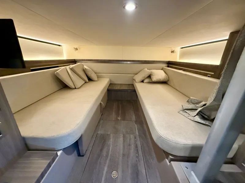 Slide: The Image of Sea Ray Sundancer 320 2023 - 39