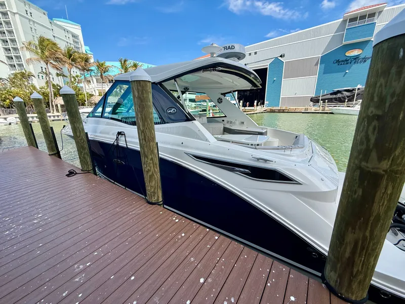 Slide: The Image of Sea Ray Sundancer 320 2023 - 4