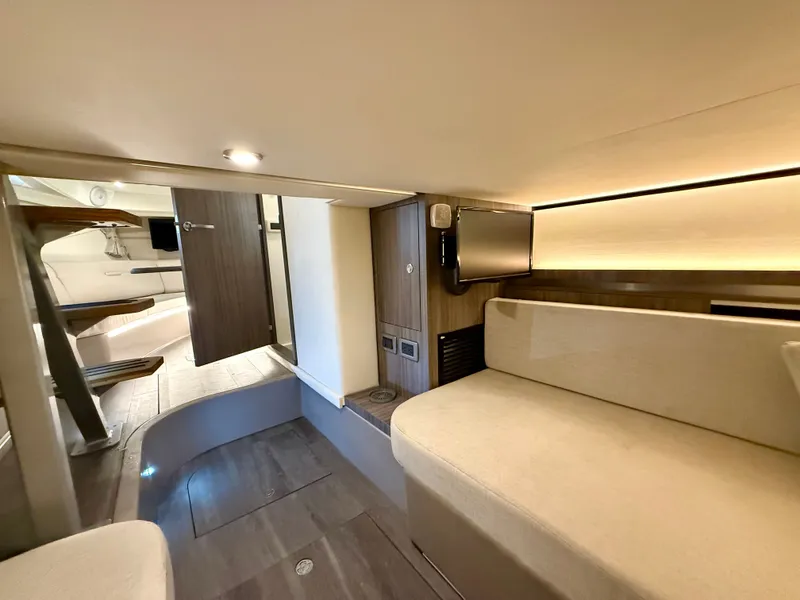 Slide: The Image of Sea Ray Sundancer 320 2023 - 40