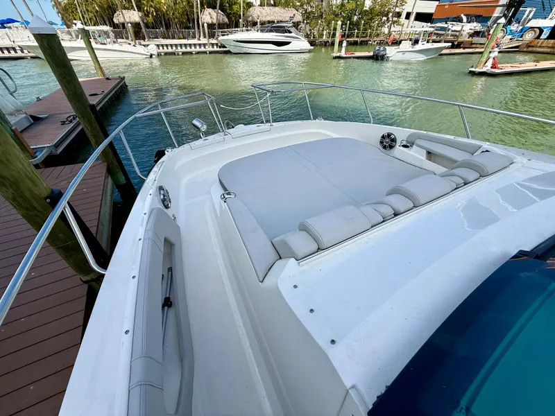 Slide: The Image of Sea Ray Sundancer 320 2023 - 41
