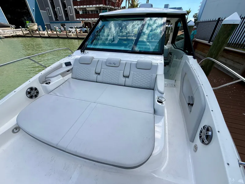 Slide: The Image of Sea Ray Sundancer 320 2023 - 43