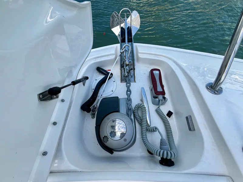 Slide: The Image of Sea Ray Sundancer 320 2023 - 44