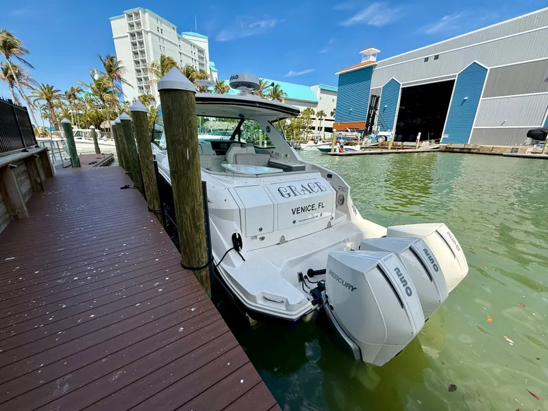Slide: The Image of Sea Ray Sundancer 320 2023 - 5