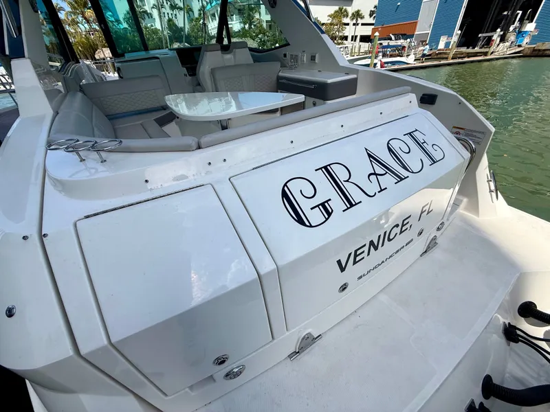 Slide: The Image of Sea Ray Sundancer 320 2023 - 8