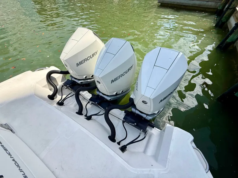 Slide: The Image of Sea Ray Sundancer 320 2023 - 9