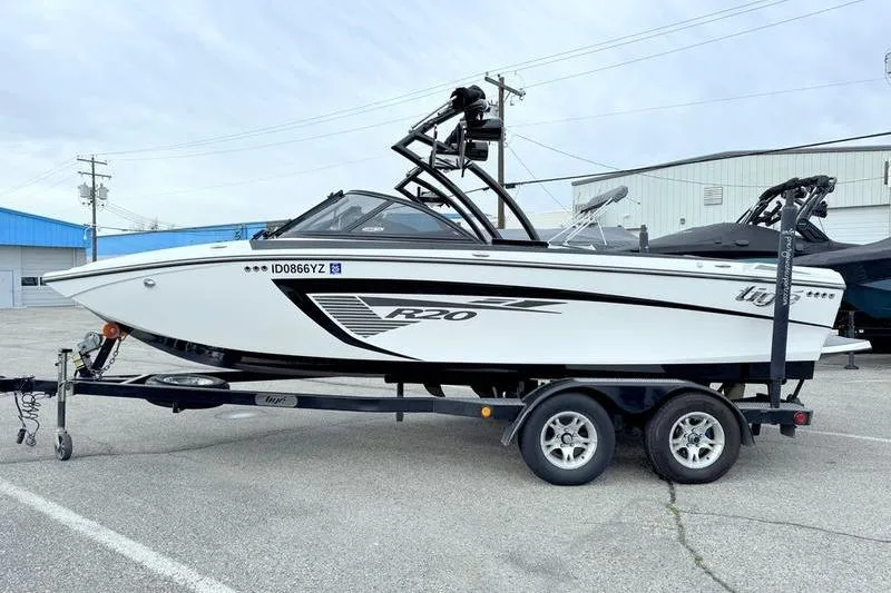 The Image of 2014 Tigé R20 boat on trailer in parking lot, side view. - 1