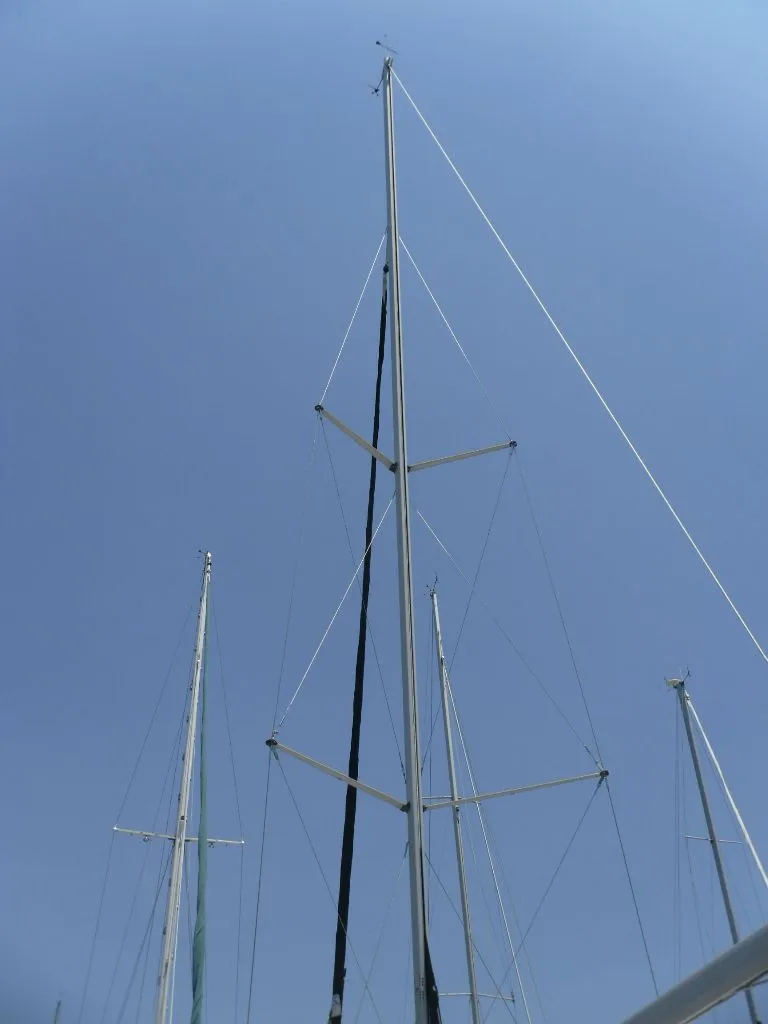 Slide: The Image of Mast of a 2006 Hunter 33 sailboat against a clear blue sky. - 11