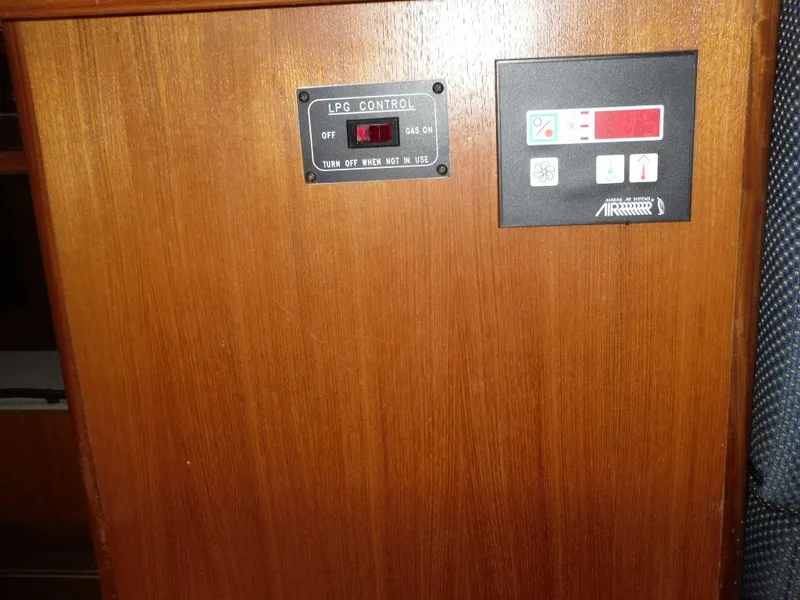 Slide: The Image of LPG control and panel on Hunter 33, year 2006. - 21