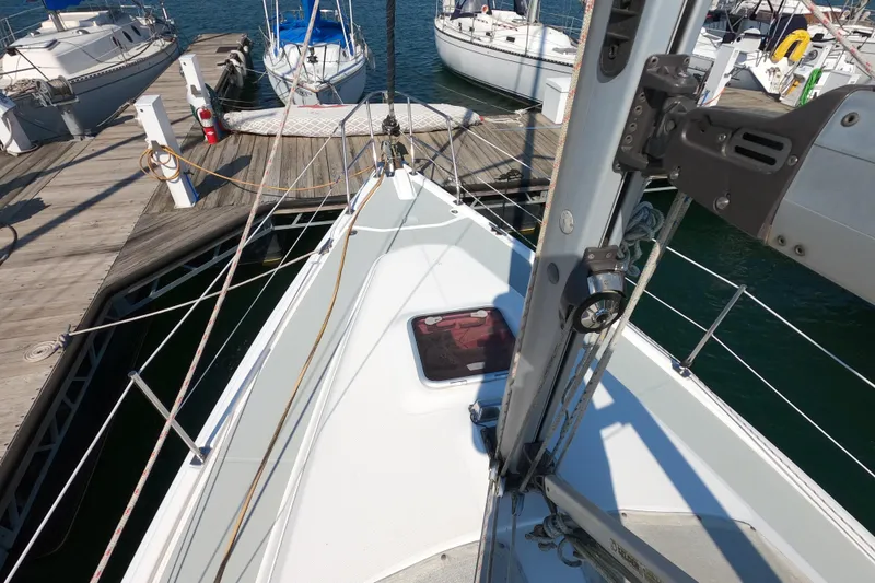 Slide: The Image of Bow view of a 2006 Hunter 33 sailboat docked at a marina. - 30