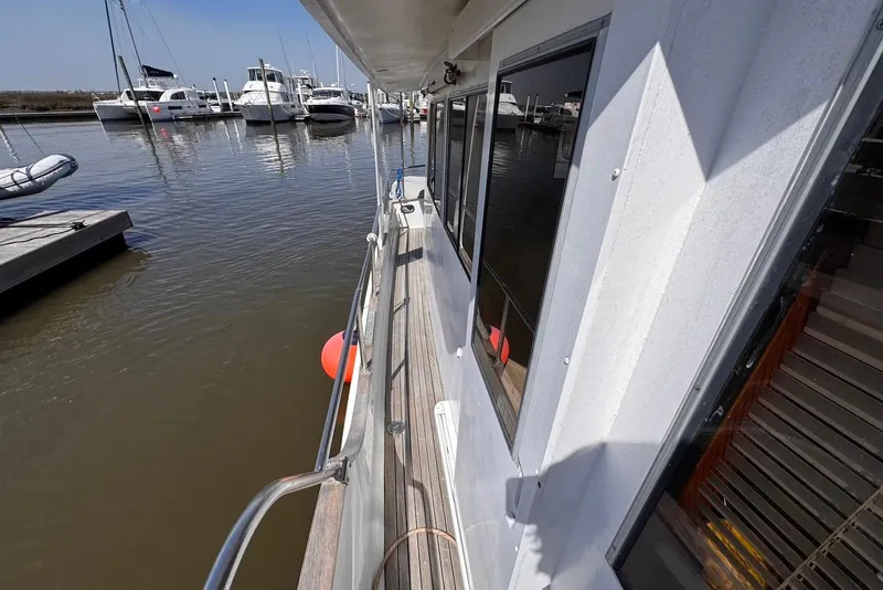 Slide: The Image of Side view of a 1995 Island Gypsy Eurosedan 32 docked at a marina. - 12