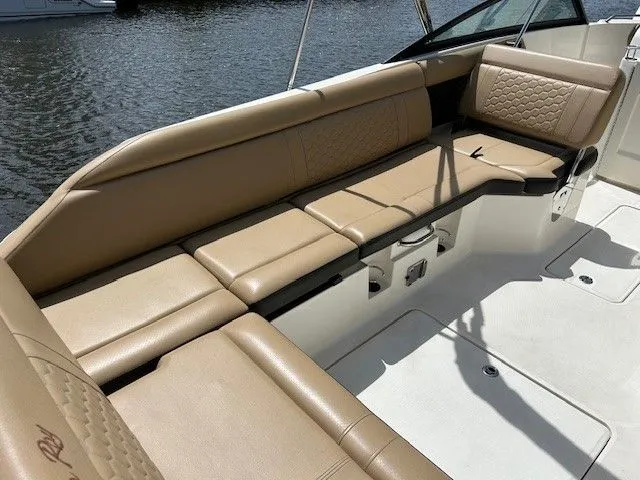 Slide: The Image of Sea Ray SDX 250 Outboard 2021 - 13