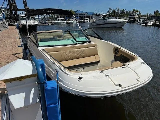 Slide: The Image of Sea Ray SDX 250 Outboard 2021 - 2