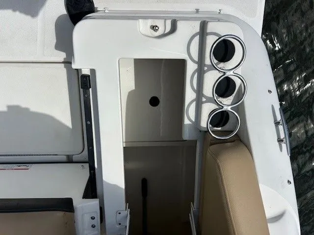 Slide: The Image of Sea Ray SDX 250 Outboard 2021 - 20