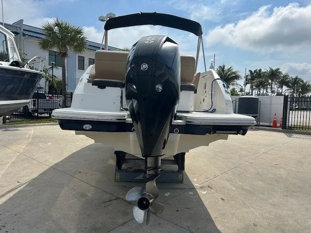 Slide: The Image of Sea Ray SDX 250 Outboard 2021 - 25