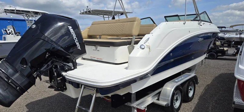 Slide: The Image of Sea Ray SDX 250 Outboard 2021 - 27