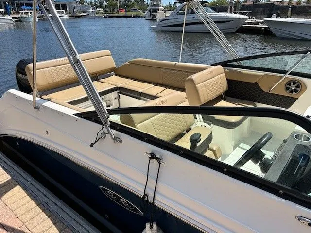 Slide: The Image of Sea Ray SDX 250 Outboard 2021 - 4