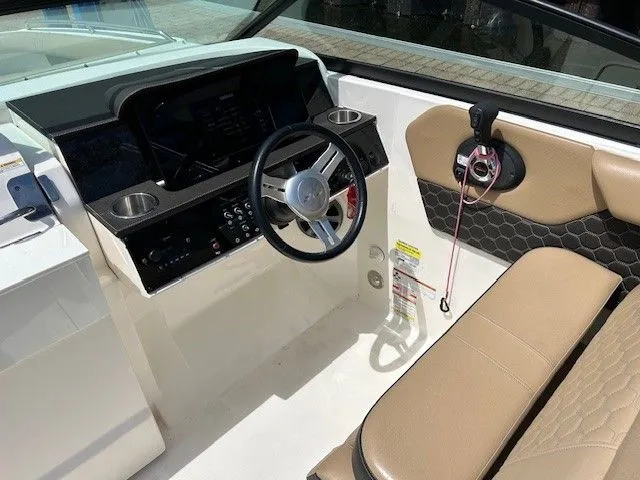 Slide: The Image of Sea Ray SDX 250 Outboard 2021 - 7