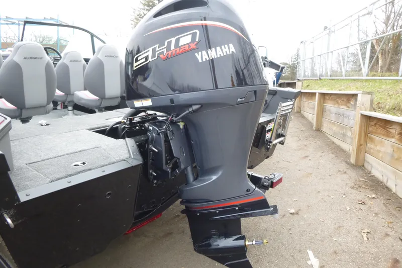 Slide: The Image of 2025 Alumacraft Trophy 185X Sport with Yamaha SHO VMAX outboard motor. - 13